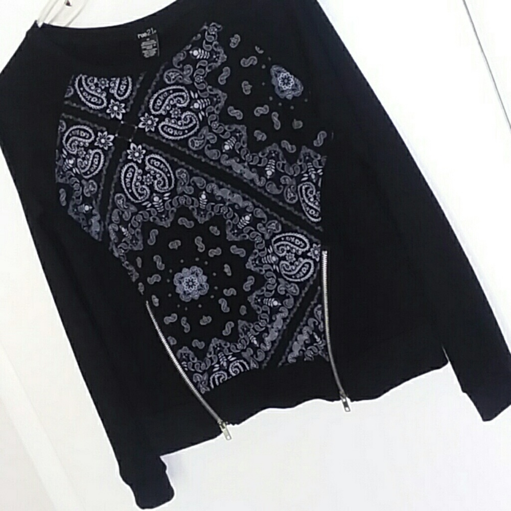 RUE21 Women's black paisley sweatshirt